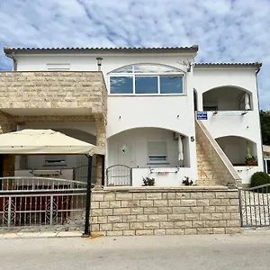 Kristina Apartmán Vir